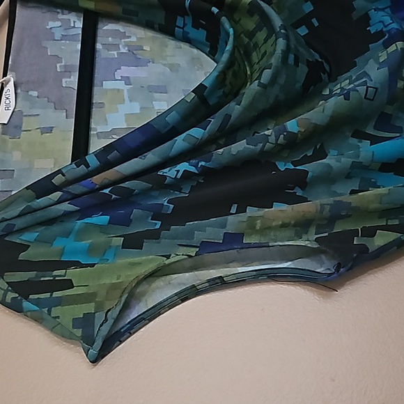 Woman's sleeveless shirt from Ricky's - Picture 4 of 6